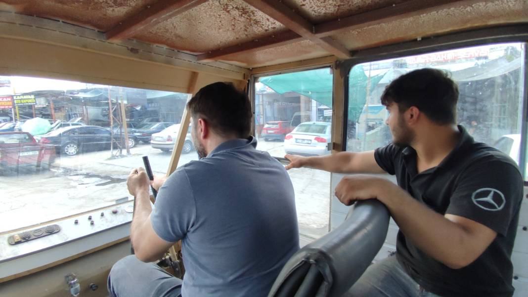 Konya’da gölde mahsur kalan arkadaşlar suda da gidebilen araç yaptı 4